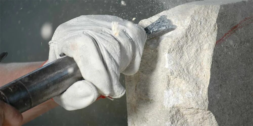 Техники обработки камня. Обработка камня. Обработка камня зубилом. Зубило по камню. Зубило для рубки камня.