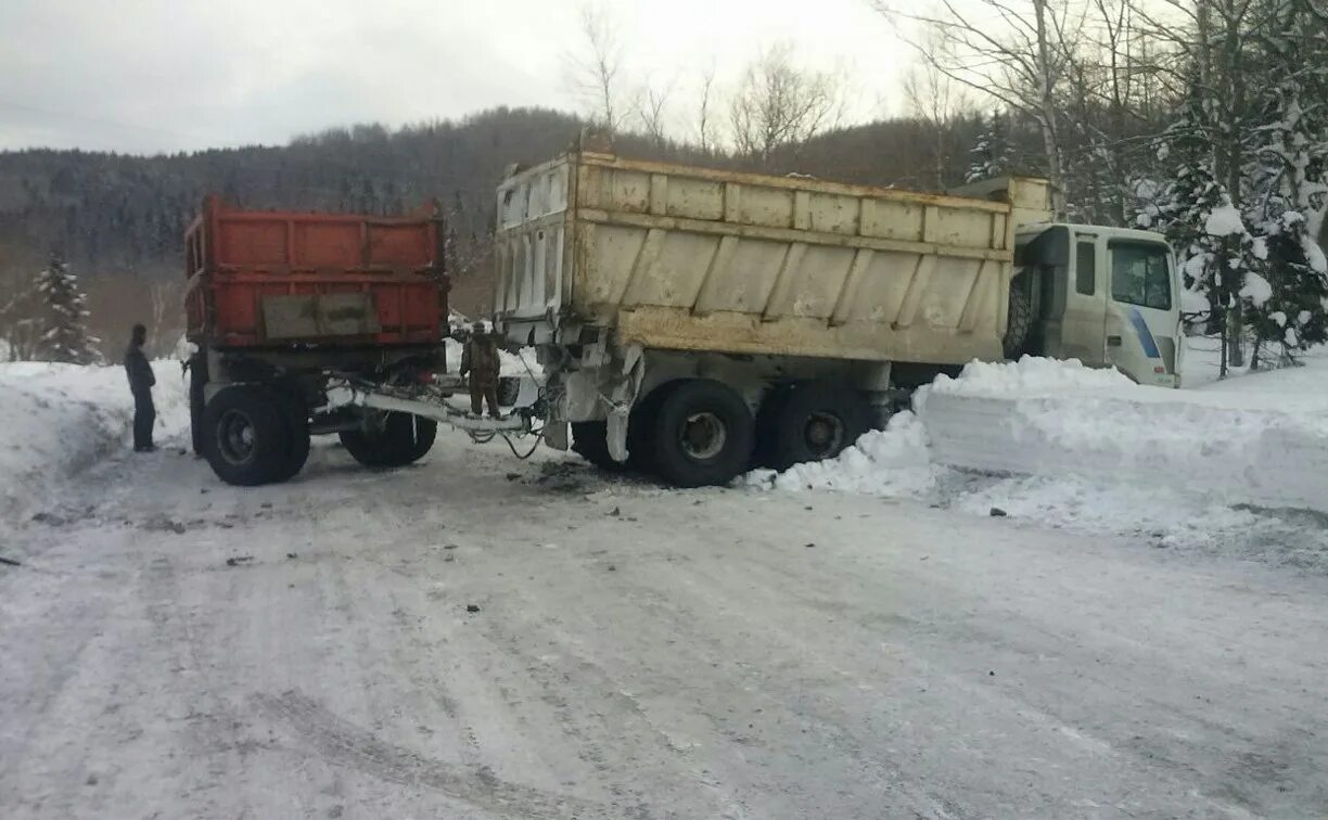 Нерчинск грузовики. Авария Арсентьевка. Вытаскивают фуру к 700 зима. ДТП трасса Пестравка-Красноармейское поворот на Арсентьевку..