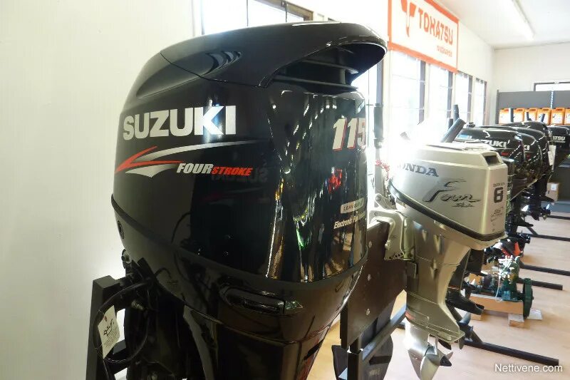 Suzuki df 115. Мотор сузуки 115 четырехтактный. Suzuki 300 лодочный мотор. Сузуки 115 болтается. Сузуки 115 лодочный.