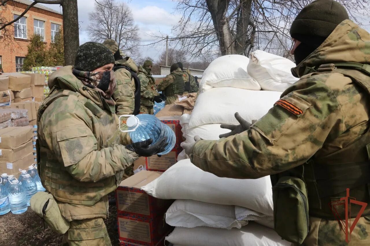 Поддержка росгвардии. Выдача гуманитарной помощи. Гуманитарка для солдат в Харькове. Раненые российские солдаты. Гуманитарные войска.