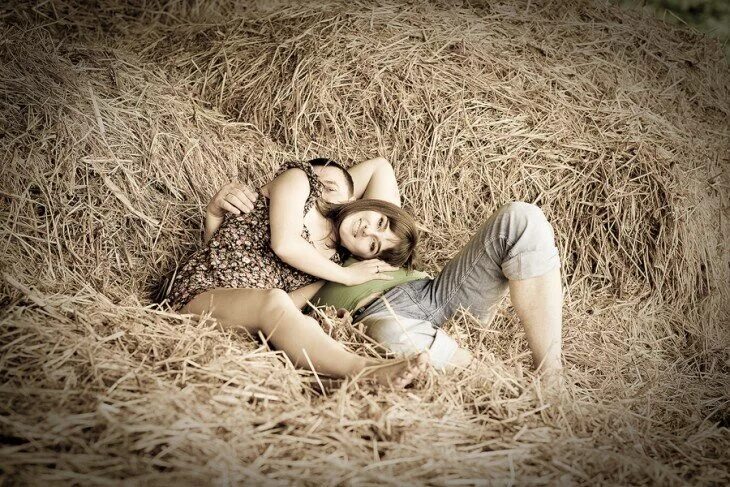 Парень с девушкой на сеновале. Влюбленные на сеновале. Сено на сеновале. Элла крупенина. Фотосессия на сене.