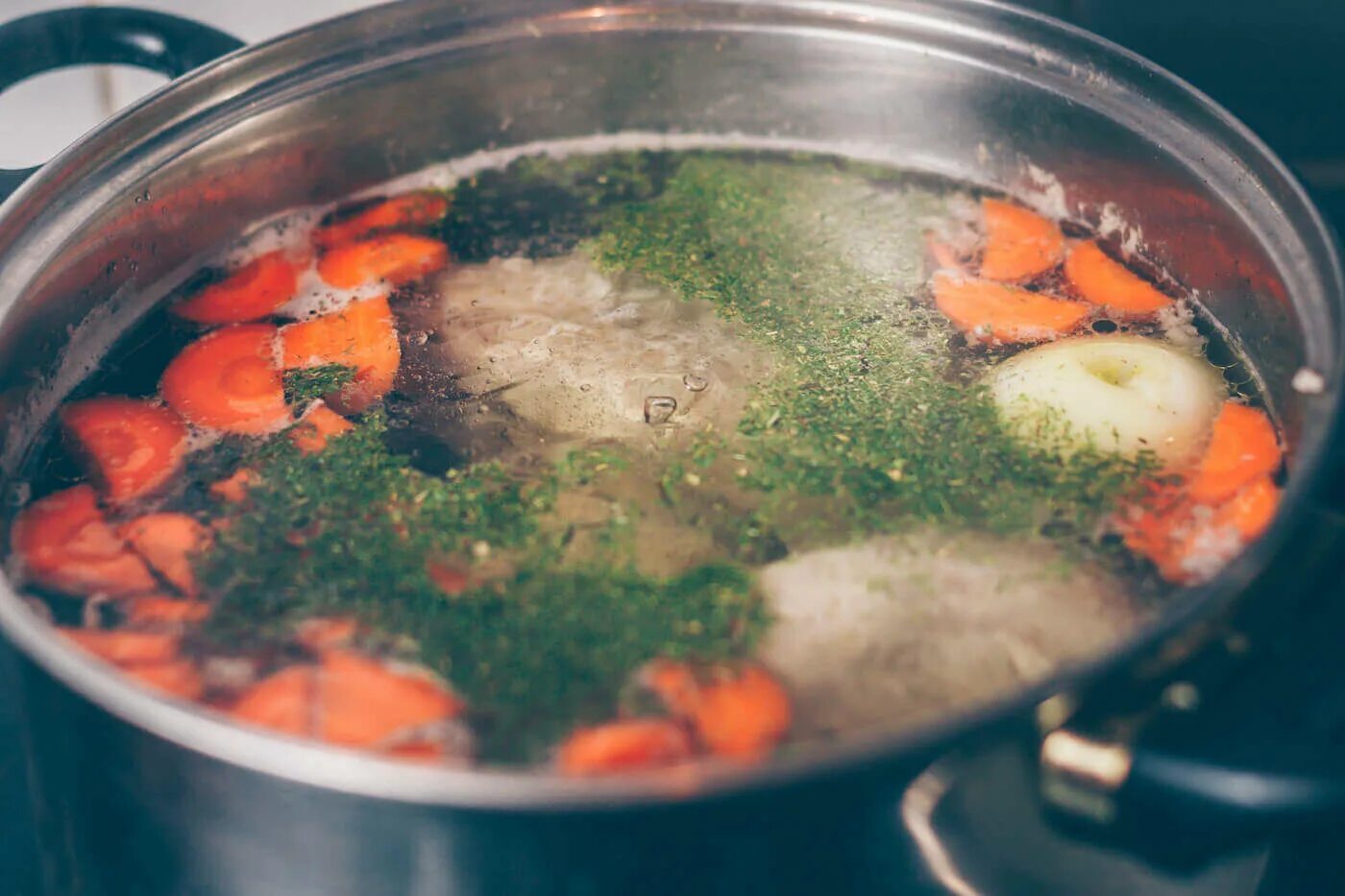 Суп в кастрюле. Ли варить суп из замороженного мяса. Варка мяса. Суп варится. Суп в кастрюле.