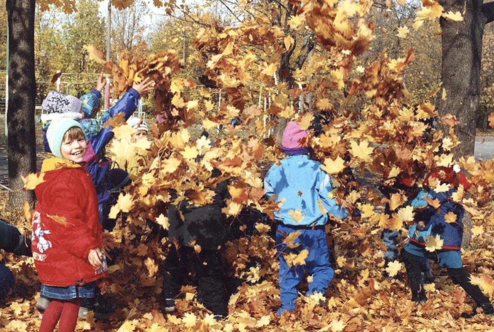 Дети собираются на прогулку. Осенние забавы для детей. Осень в садике. Листопад в саду. Игровая программа детьми осенью в листве.