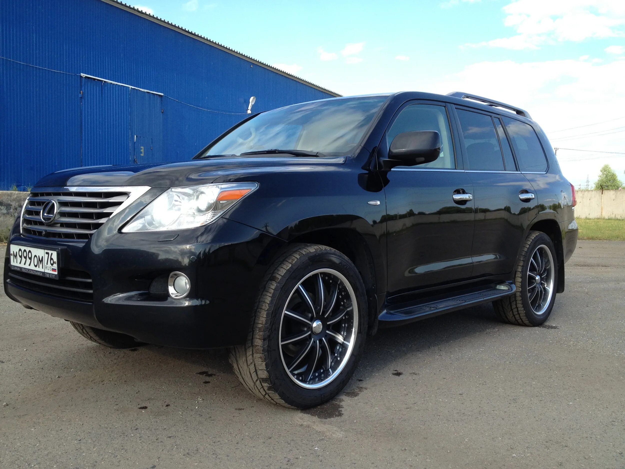 Lexus lx шины. Cruiser 200 r22. Land Cruiser 200 r22. Toyota Land Cruiser 200 r22 колеса. Land Cruiser 200 r22 Lexus.