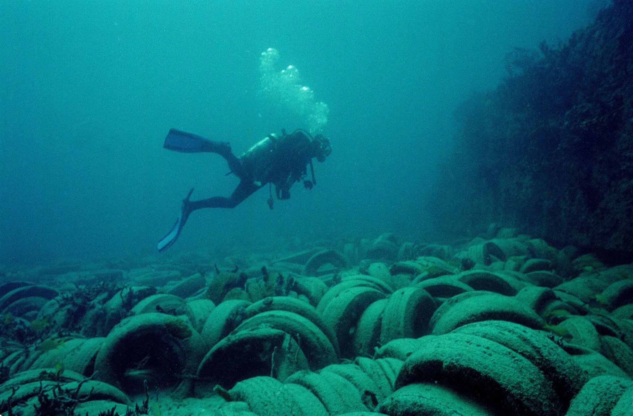 70 дней в океане. Дампинг в океане. Дампинг в морях. Шина на дне моря. Покрышки в океане.