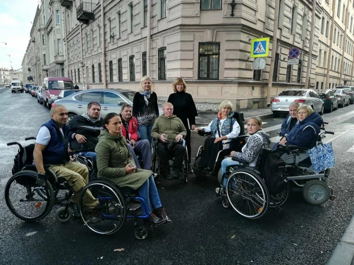 Женщина инвалид 1 группы. Группы инвалидов. Толпа инвалидов. Социальные группы инвалидов. Инвалиды во Франции.