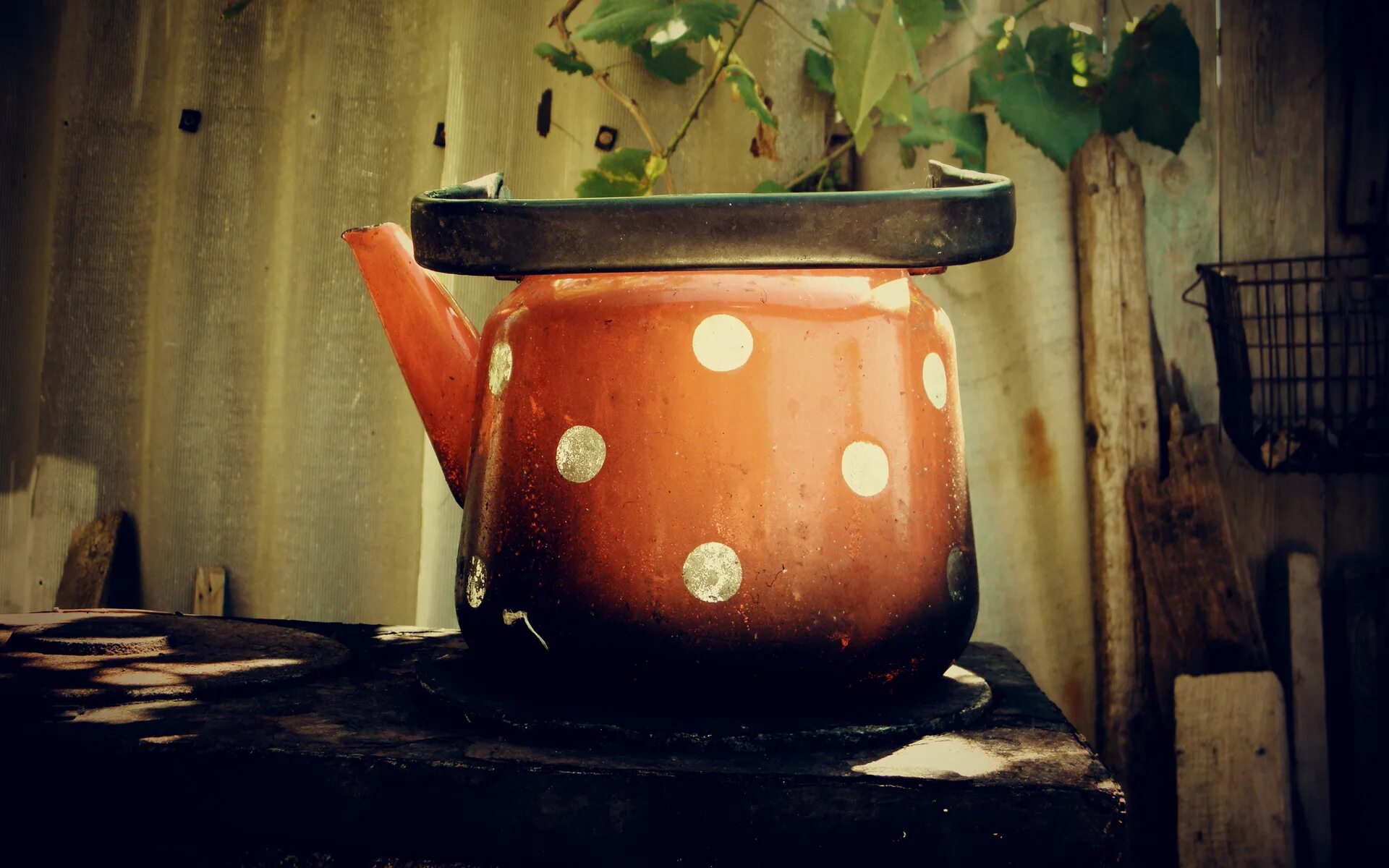 чайник для плит. чайник на огне. горящий чайник.