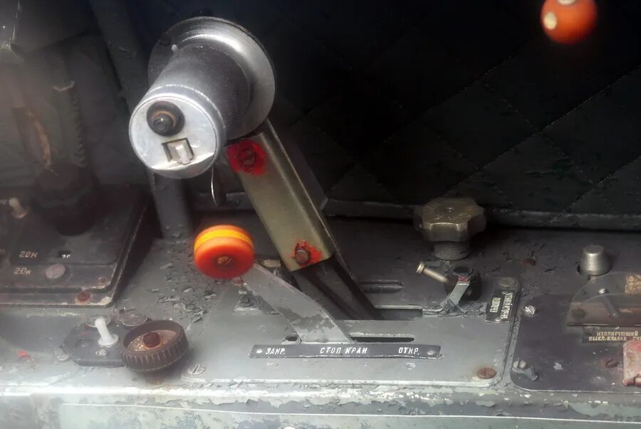 какого цвета стоп кран в самолете. есть ли стоп кран в самолете. стопкран в самолете. стоп кран ту 134. стоп кран в самолете.