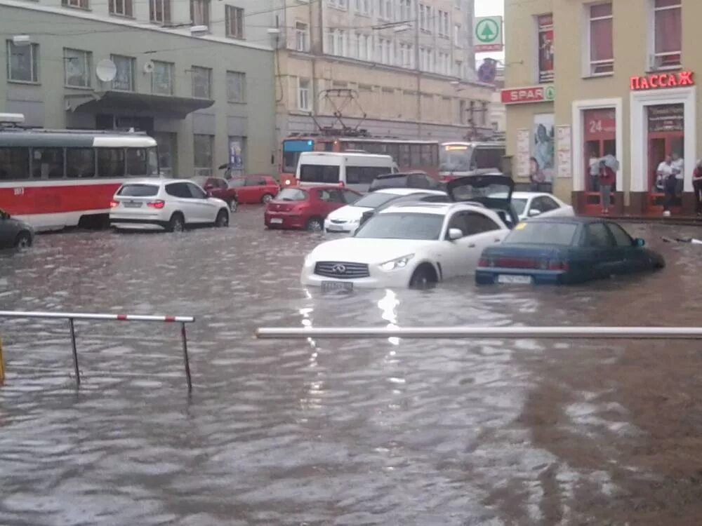 Потоп в нижнем новгороде. Ливень в нижнем новгороде. Затоп в нижнем новгороде. Новгород затопление. Потоп в нижнем новгороде.