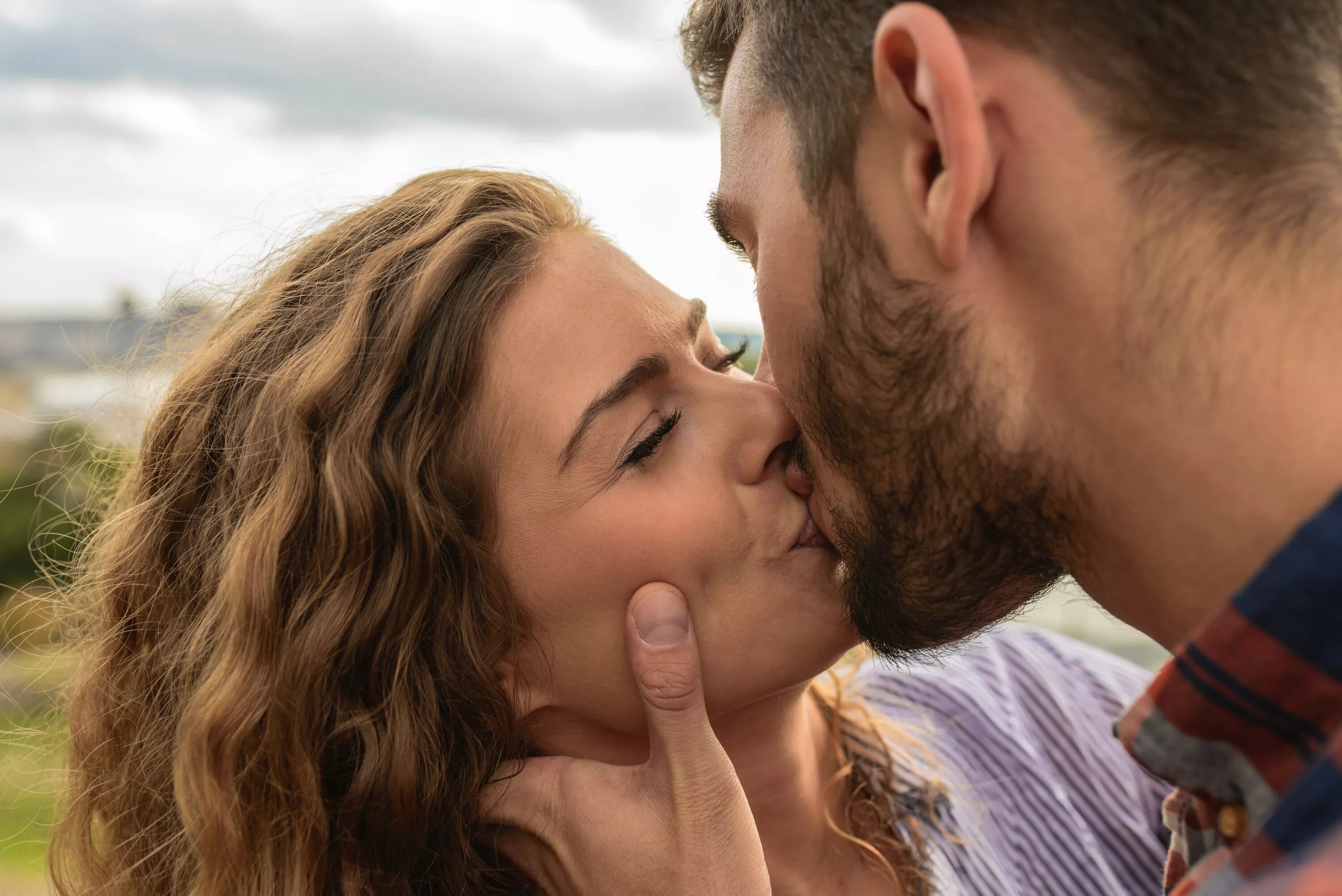 Kiss photos. Мужчина целует женщину в лоб. Поцелуй женщины. Крепкий поцелуй. Поцелуй фото картинки.