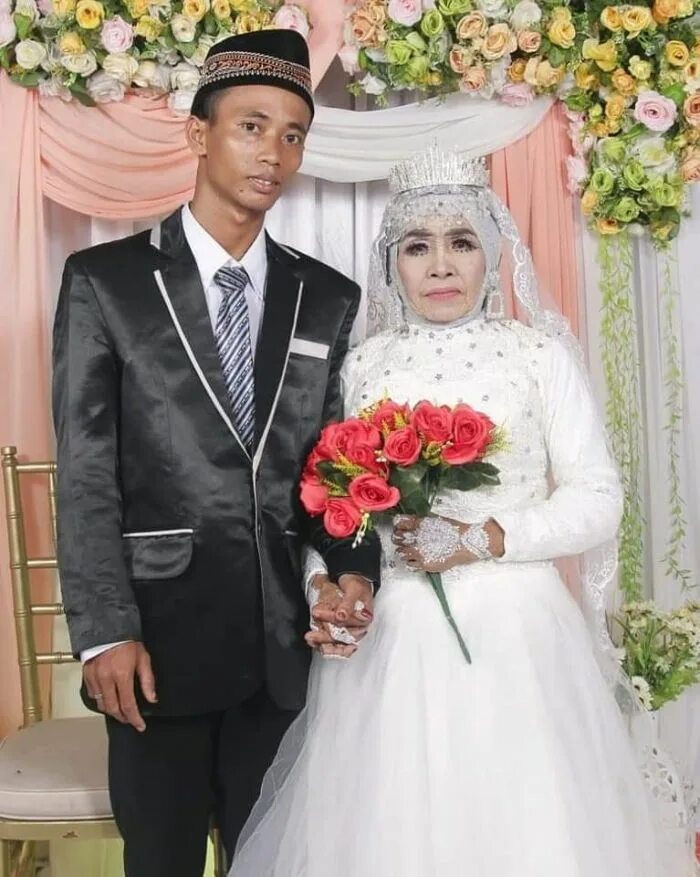 Мужчину выдали замуж. Свадьба в Индонезии. Индонезийские женщины свадьба. Старушка на свадьбе. Казахская свадьба.