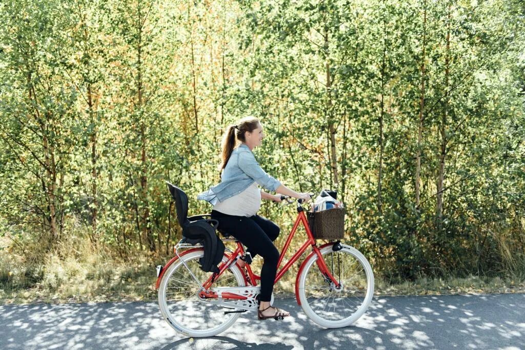 Можно ли беременным ездить на велосипеде. Велосипед для беременных. Кататься на велосипеде.