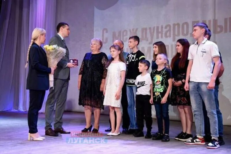 Награждение многодетных матерей. Награждение. орден многодетной матери. многодетная мама. семьи награждены родительской славы.