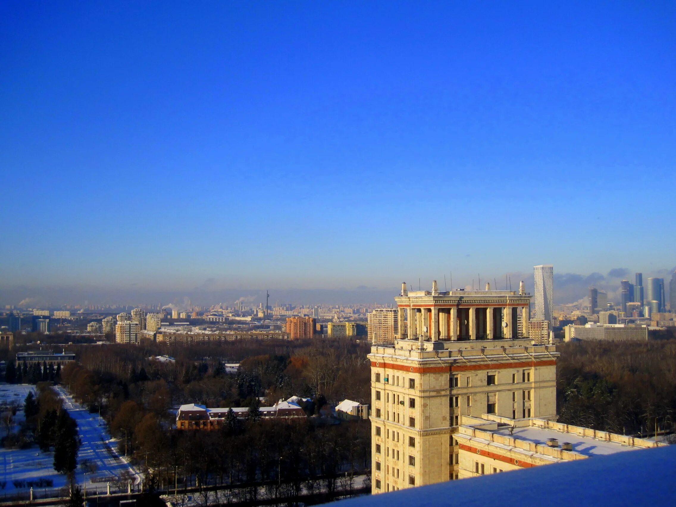 Смотровая площадка МГУ. Смотровая площадка МГУ Воробьевы горы. Экскурсия МГУ смотровая. МГУ 25 В Москве.