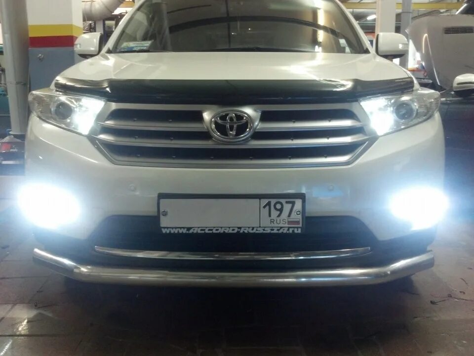 Противотуманная фара хайлендер. Toyota Highlander 2012 ПТФ. Ходовые огни Тойота хайлендер u40. Диодные огни на Тойота хайлендер 2011. Ходовые огни Тойота хайлендер 2012.