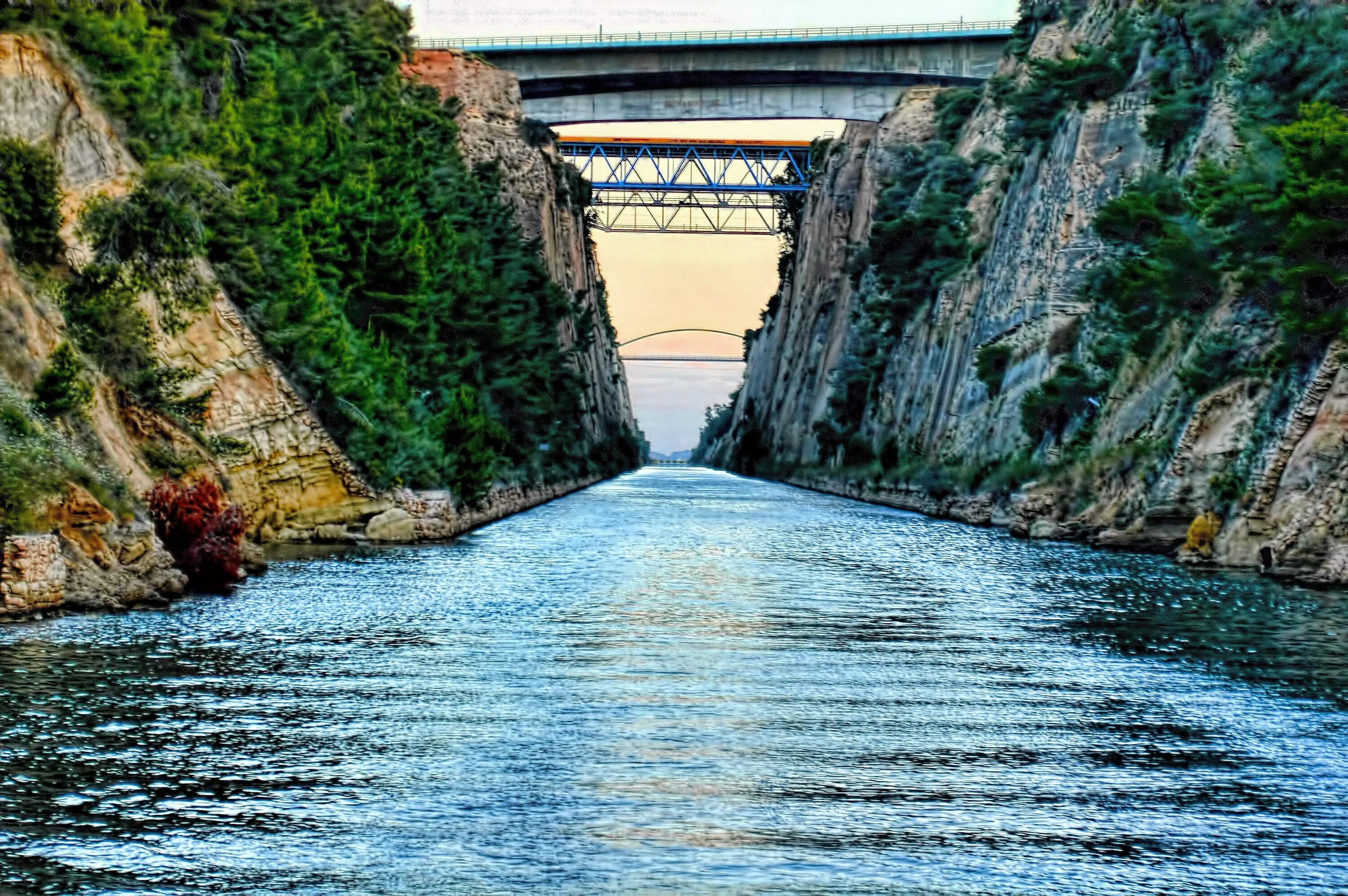 Каналы реки ея. Коринфский истм. Водный канал. Река Кан мосты. Водные дороги.