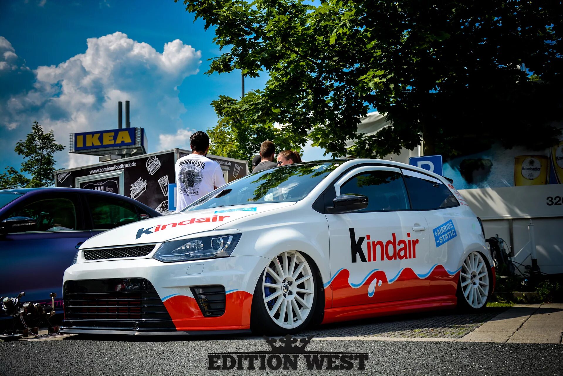 Kinder car. Винил на машину. Винил Киндер на авто. Винил ваг на авто. Винил Киндер сюрприз на авто.