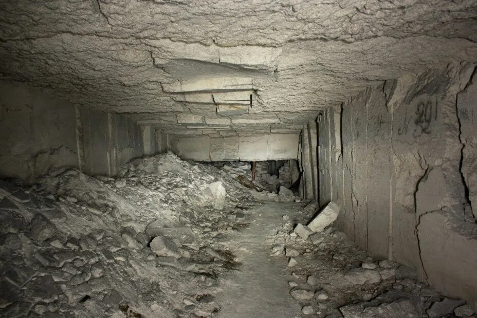 Подземелье в волжском. Партизанские каменоломни керчь. Старокарантинские каменоломни керчь. Мамайские каменоломни евпатория. Старо каронтинские камноломни.