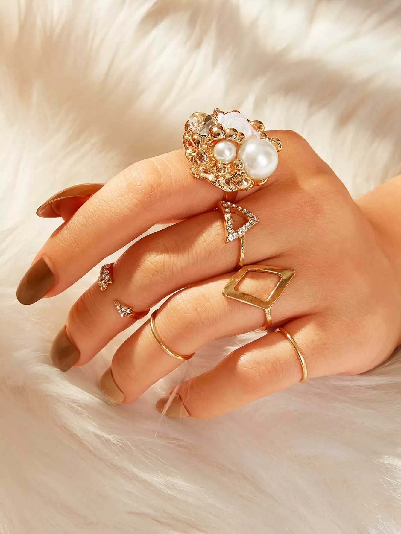 Красивые кольца. Стильные золотые кольца. Кольцо женское. Модные золотые кольца. Надеты кольца золотые