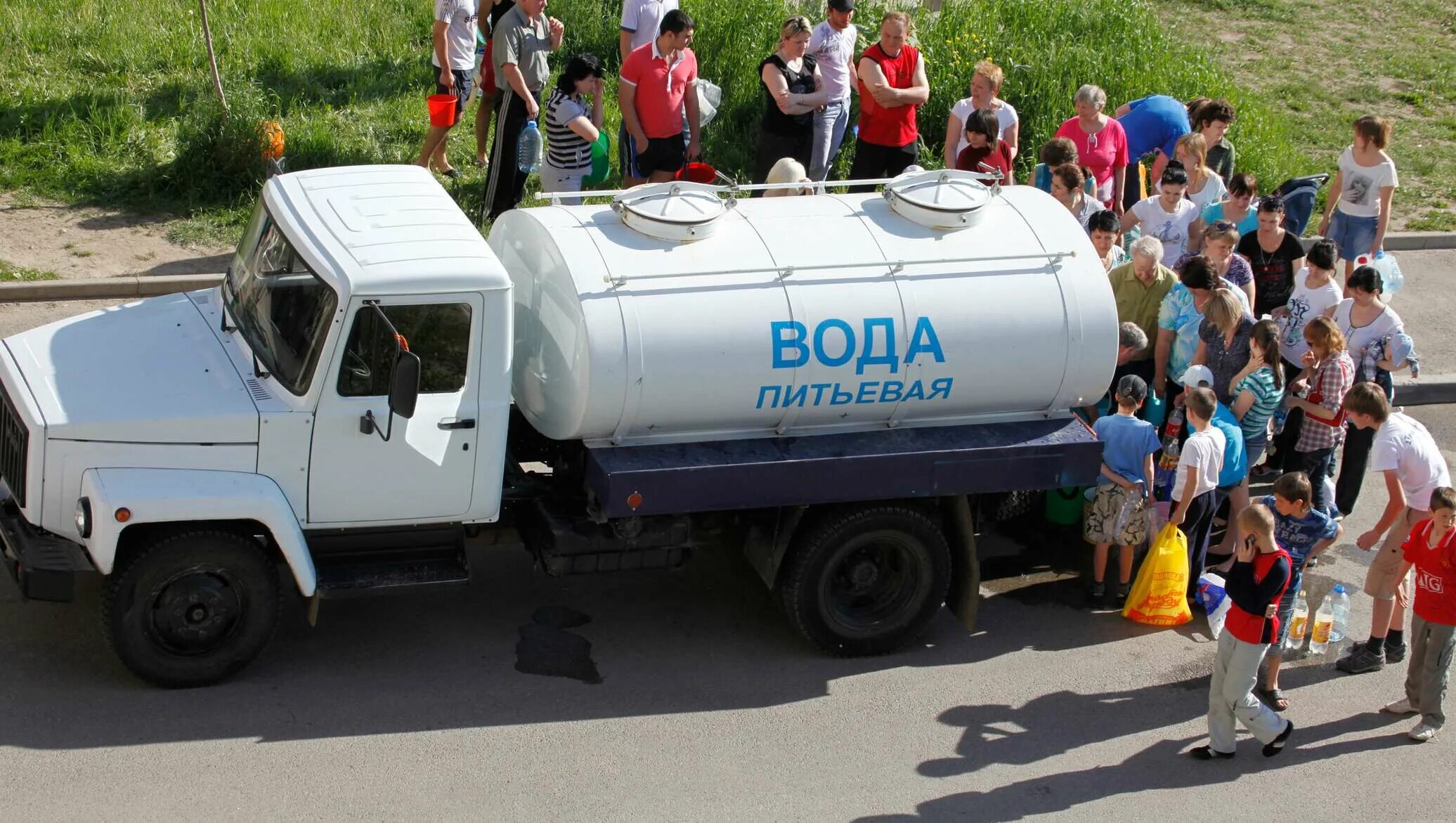 Подвоз питьевой воды. Привозная вода. Автоцистерна для воды. Подвоз воды автоцистернами.