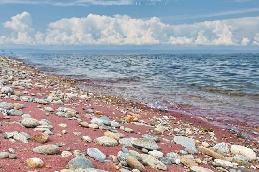 Пляж в байкальске. Гранатовый пляж в байкальске. Гранатовый берег на байкале. Красные пески байкальск. Паньковка гранатовый пляж байкал.