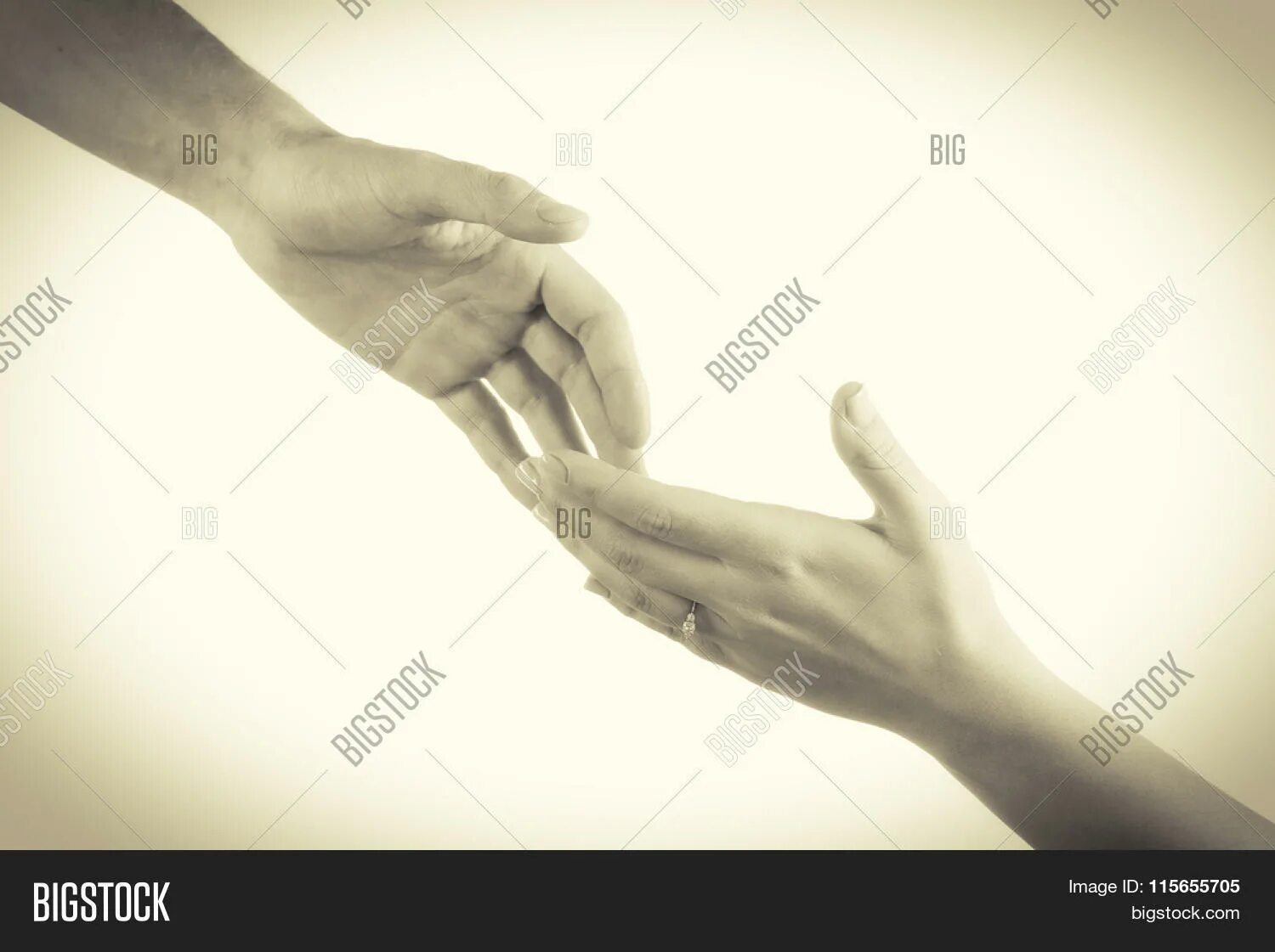 Руки влюбленных. Рука тянется. Две руки читать. Две руки читать. Эскиз тату две руки.