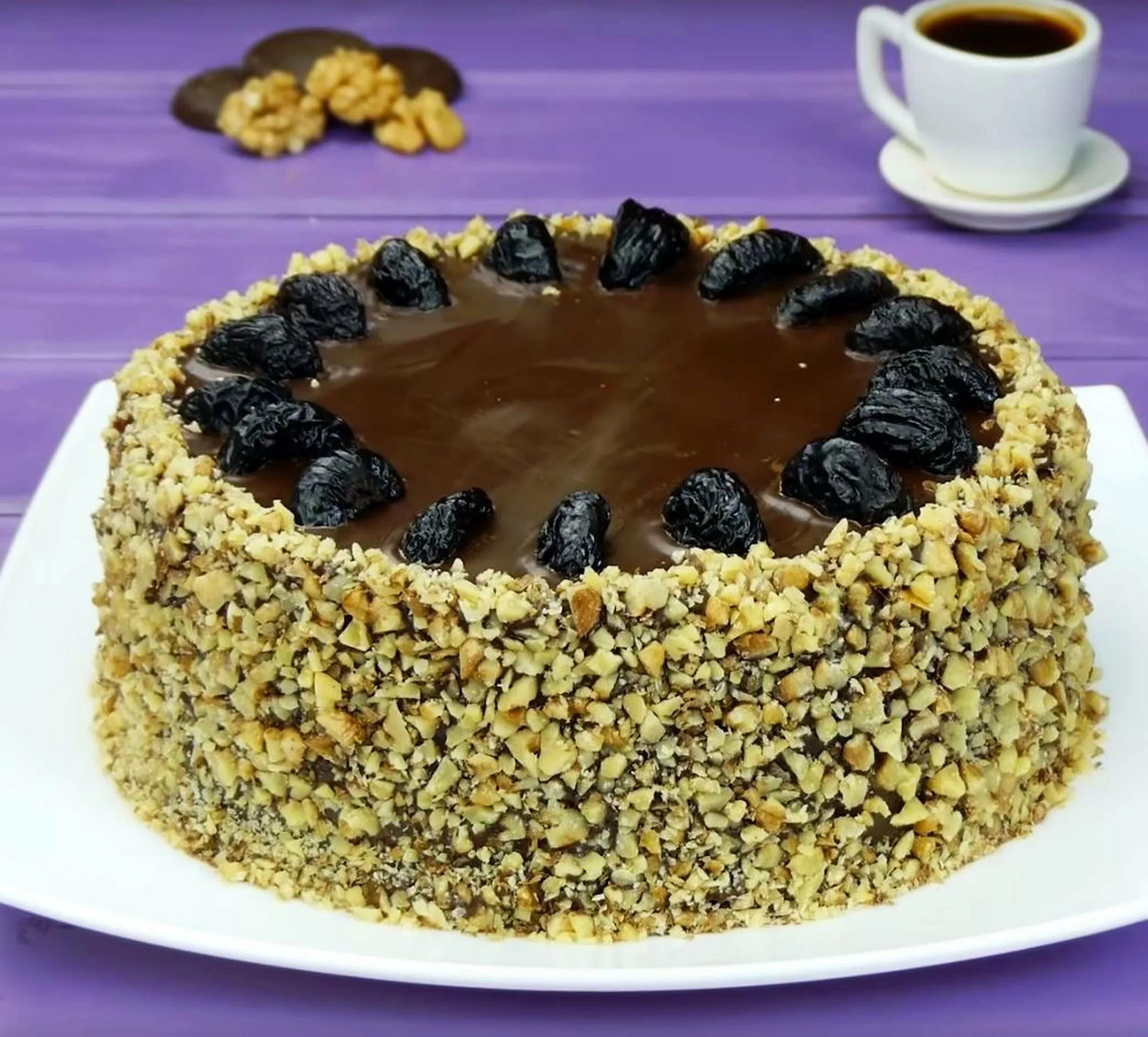 Торт с черносливом и грецким орехом. Украсить торт черносливом. Торт с черносливом и грецким орехом. Торт сметанный с черносливом и грецким орехом. Торт с безе черносливом и грецкими орехами.