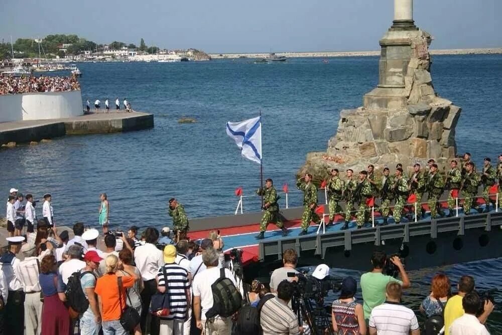Севастополь город моряков. Севастополь день вмф памятник. севастополь графская пристань парад. севастополь севастополь город русских моряков. морфлот севастополь.
