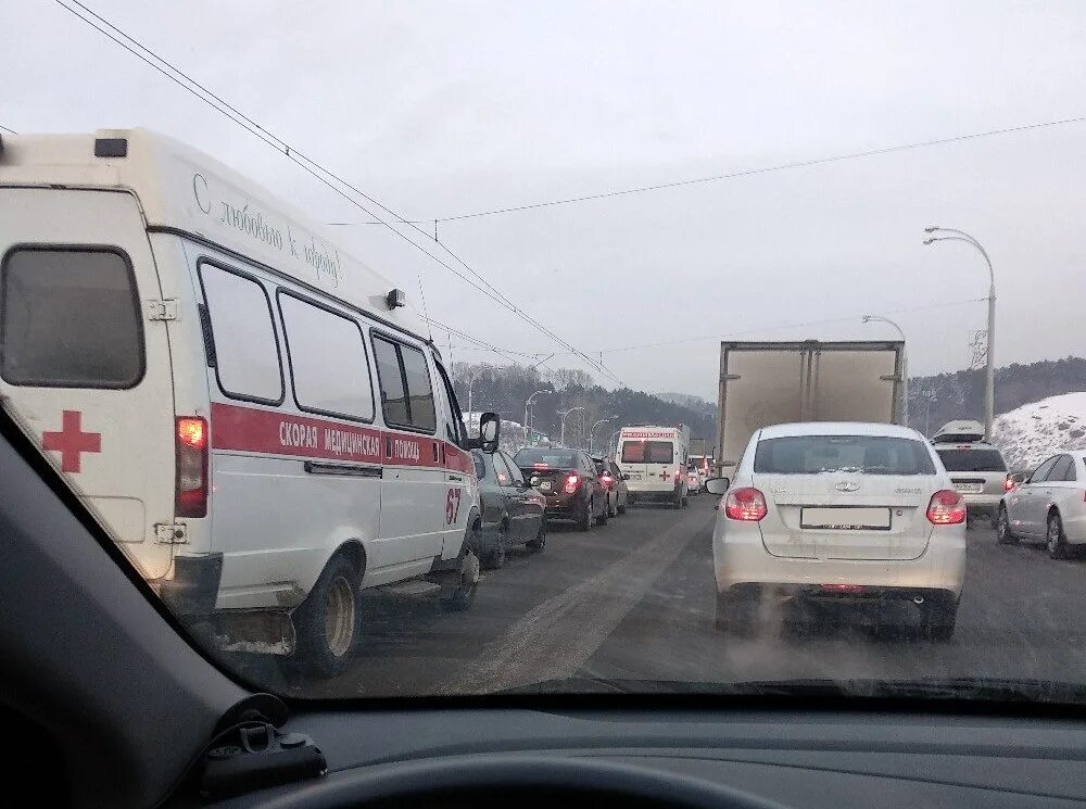 Авось кемерово. Происшествия в Кемерово регион 42. ДТП В Кемерово сегодня утром на Кузнецком мосту. Авария в Кемерово сегодня утром на мосту. ДТП В Кемеровской области за последнюю неделю.