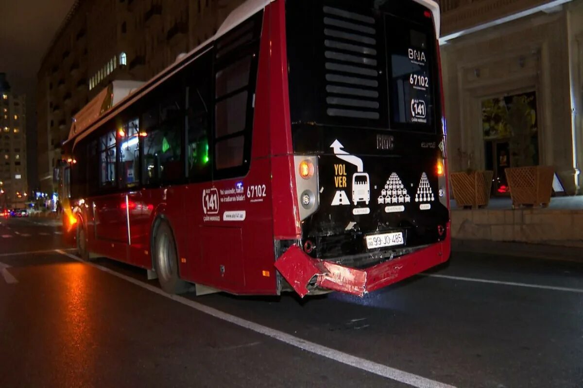 Автобус гданьск калининград купить. Бакинский автобус. Гданьск автовокзал. Автобусные полосы Баку. Водитель мусоровоза фото Баку.