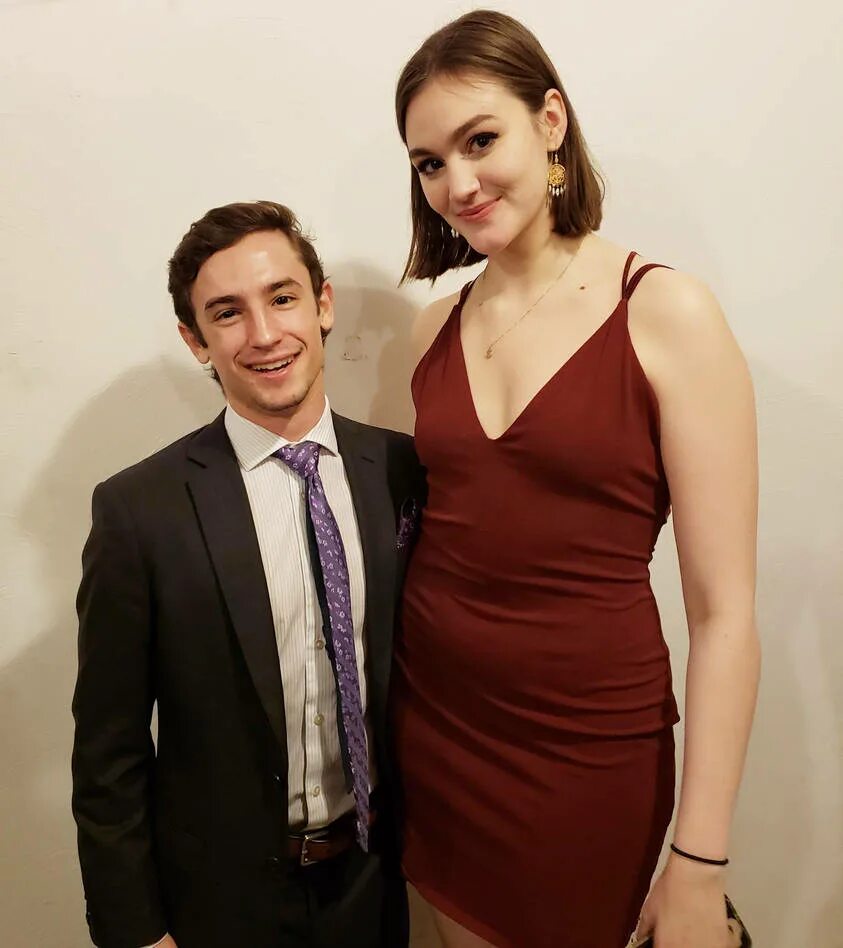 Наружность его показалась мне замечательна он был лет сорока. Он был высокого роста дороден. Он был лет сорока росту среднего худощав. Густая рыжая борода серые сверкающие глаза. Он был невысокого роста дороден и широкоплеч.