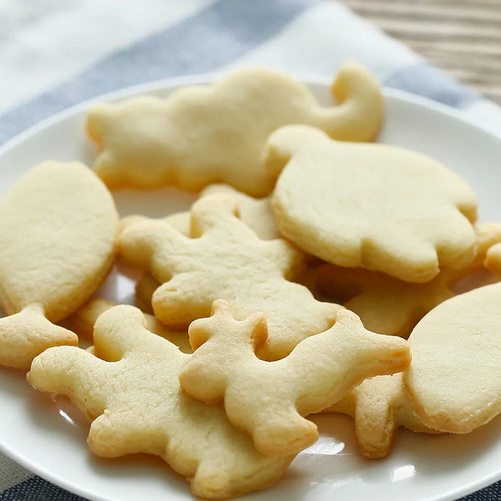 Рецепт печенек для детей. Формочки для печенья. печенье для детей. тесто для печенья в формочках. детское печенье домашнее.