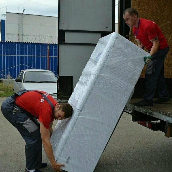 опытные грузчики. погрузка-разгрузка фур. человек на складе. транспортная компания харовск. грузовое такси хабаровск.