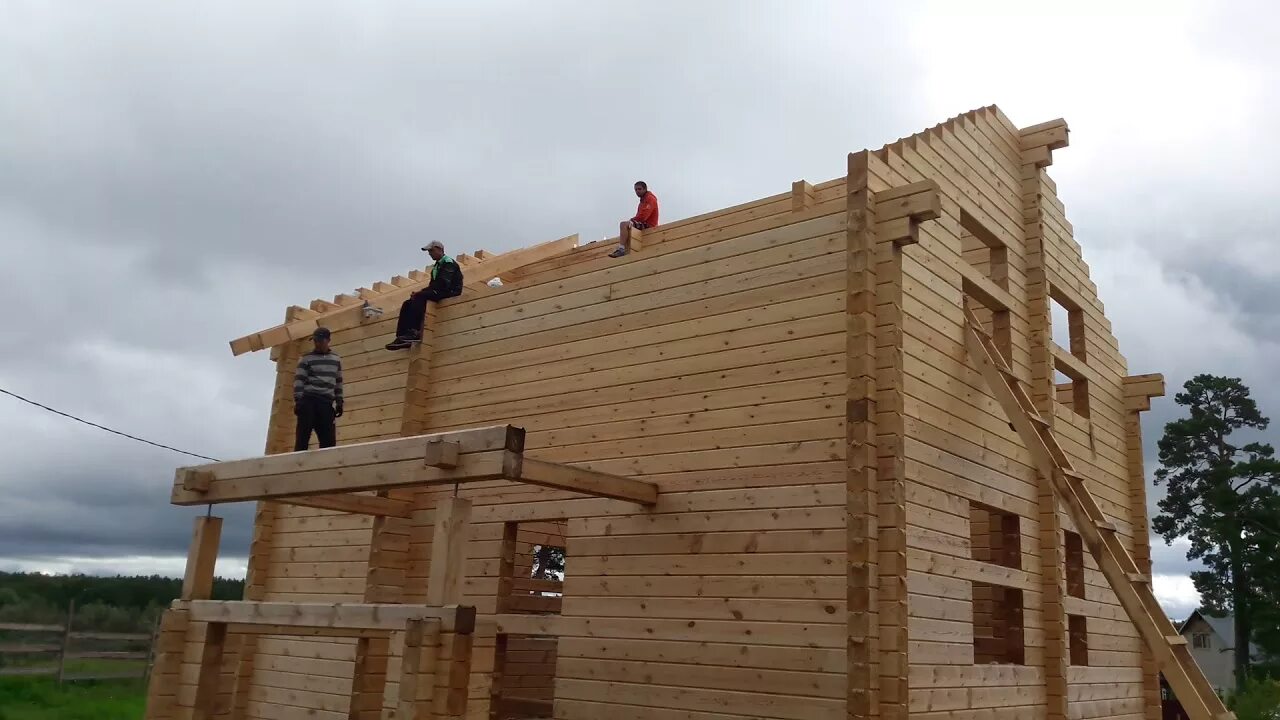 Плотники дом из бруса. Дом плотника. Деревянная лестница в доме из профилированного бруса. Поклейка бруса. Плотников дома из бруса