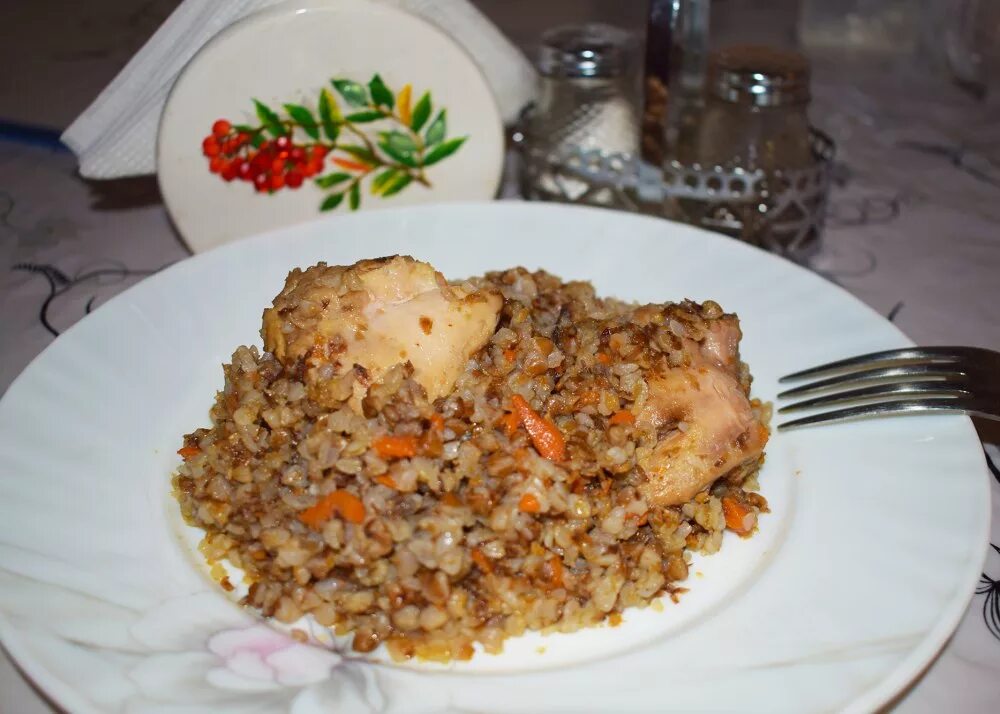 Курица на второе с гречкой. Гречка с курицей. гречка тушеная с курицей. гречка с жареной курицей. обжаренная курица с гречкой.