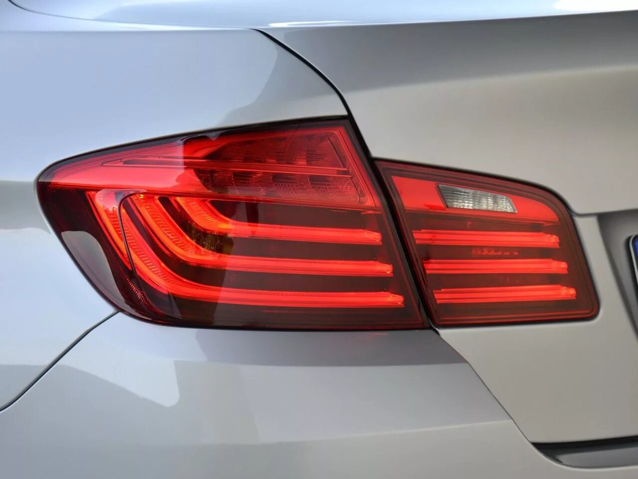 Задние фары bmw f10. Фонари бмв х5 е53. Фонари бмв х5 е70 рестайлинг. Фонари bmw x5 e53. Задние фары бмв 5.