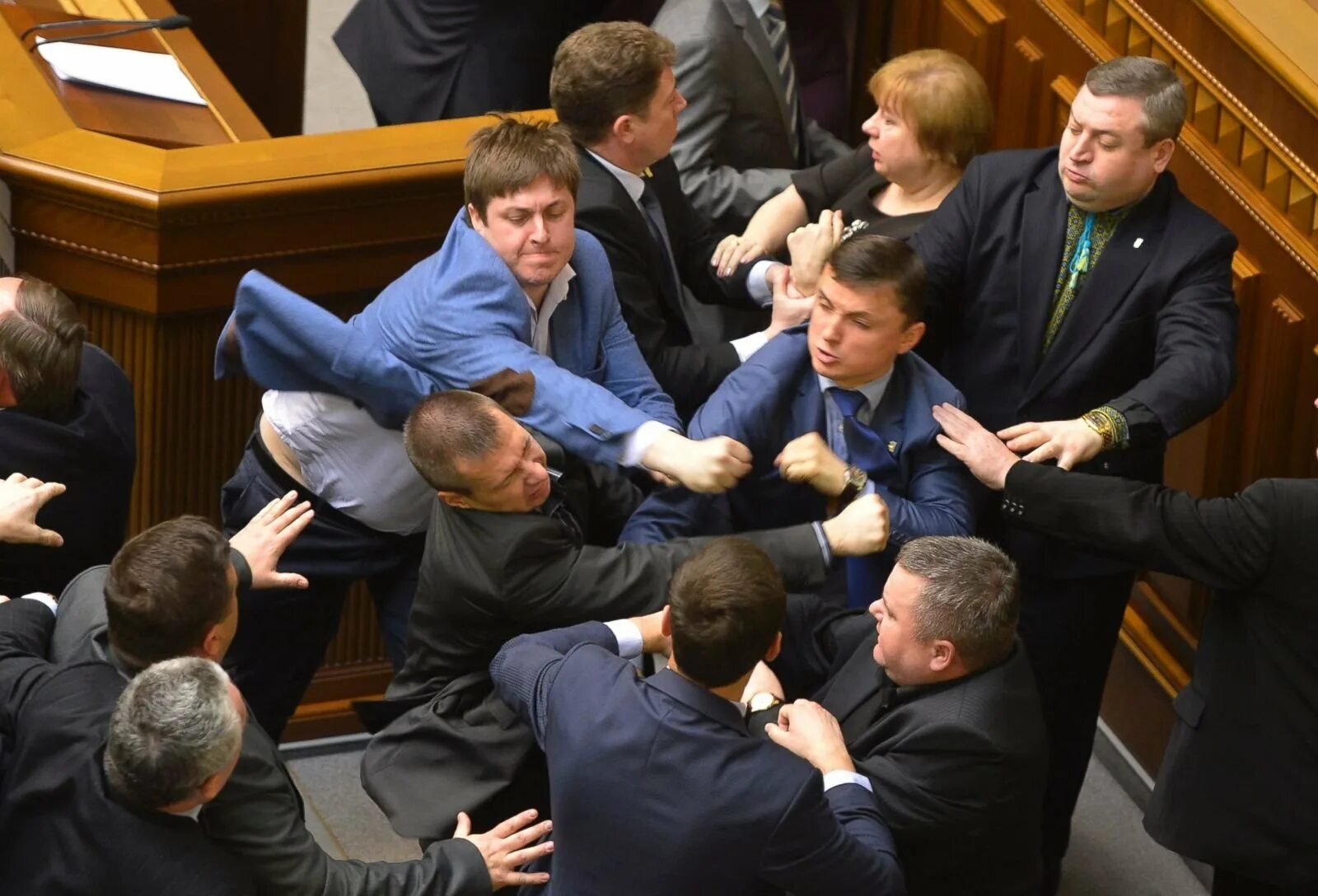 Роль народа в политике. Драка депутатов. Спор депутатов. Депутаты спорят. Депутаты дерутся.