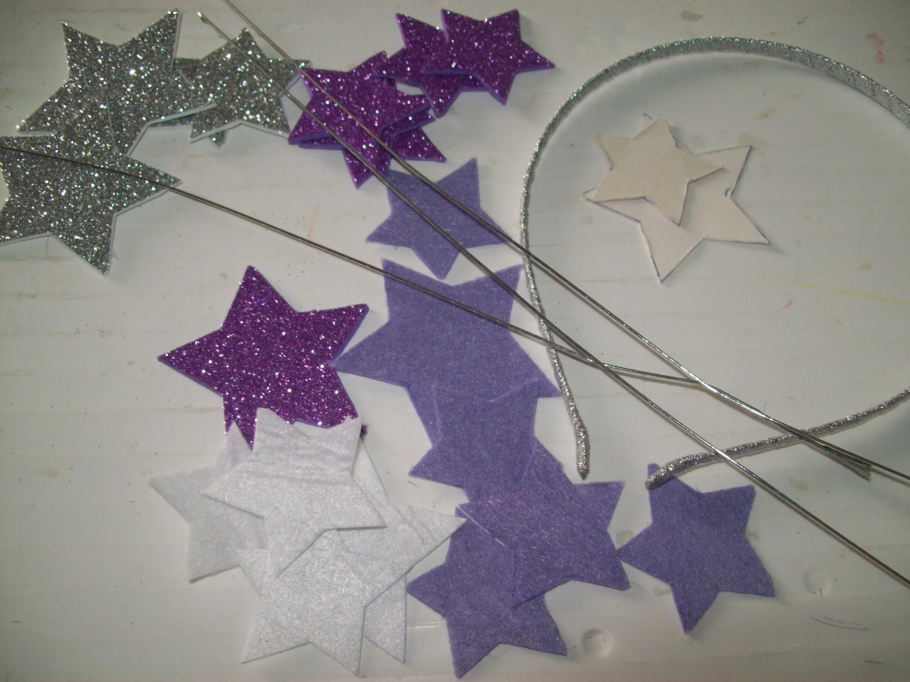 Ободок "снежинки". Как сделать звездочку из фоамирана. Украшение на голову звездочка. Звезда из глиттерного фоамирана. Звезда из глиттерного фоамирана.