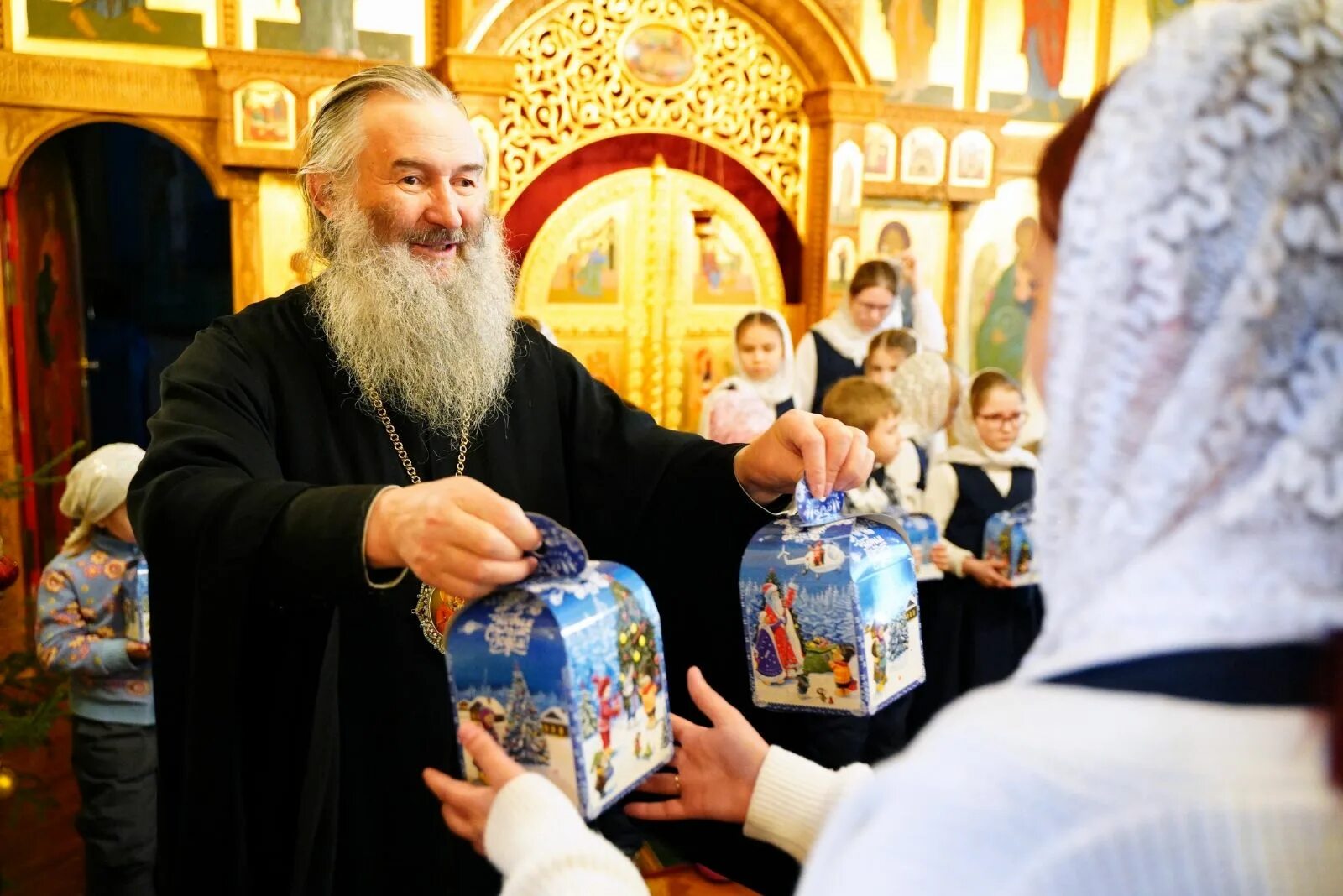 Православный священник. Владыка православной церкви. Православный храм Рождество.