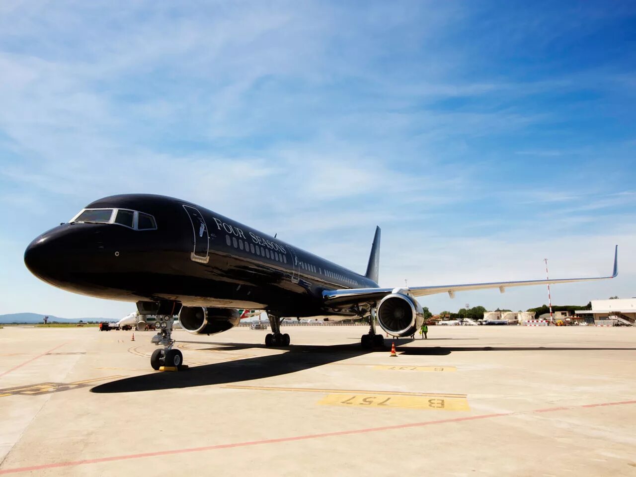 Джет эйр. Boeing 757 Business Jet. Lujo Black Jet самолет. Boeing-757 Black Jet. Lujo Black Jet Boeing 757.