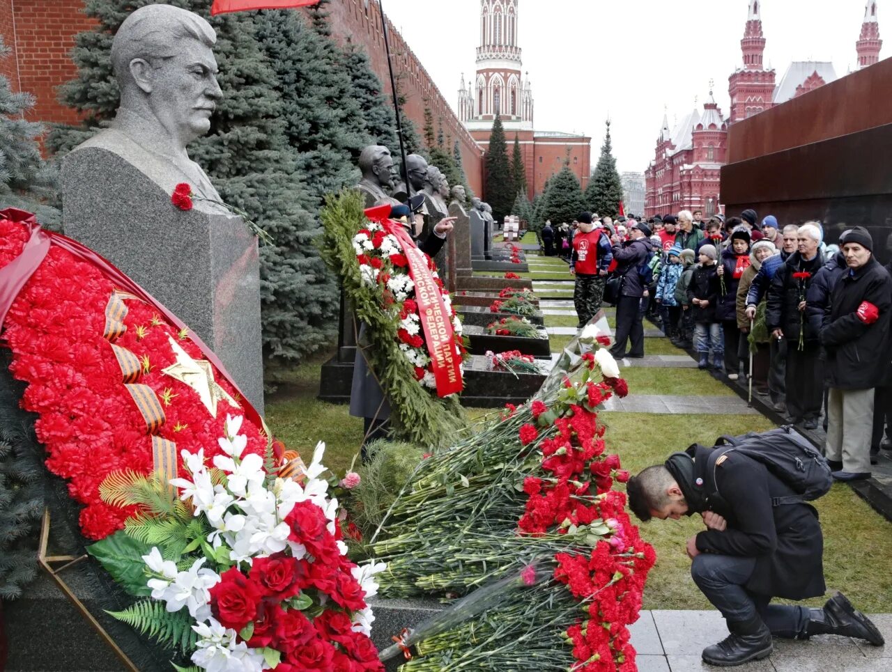 70 лет памяти. Могила Сталина. Цветы у памятника Сталину.