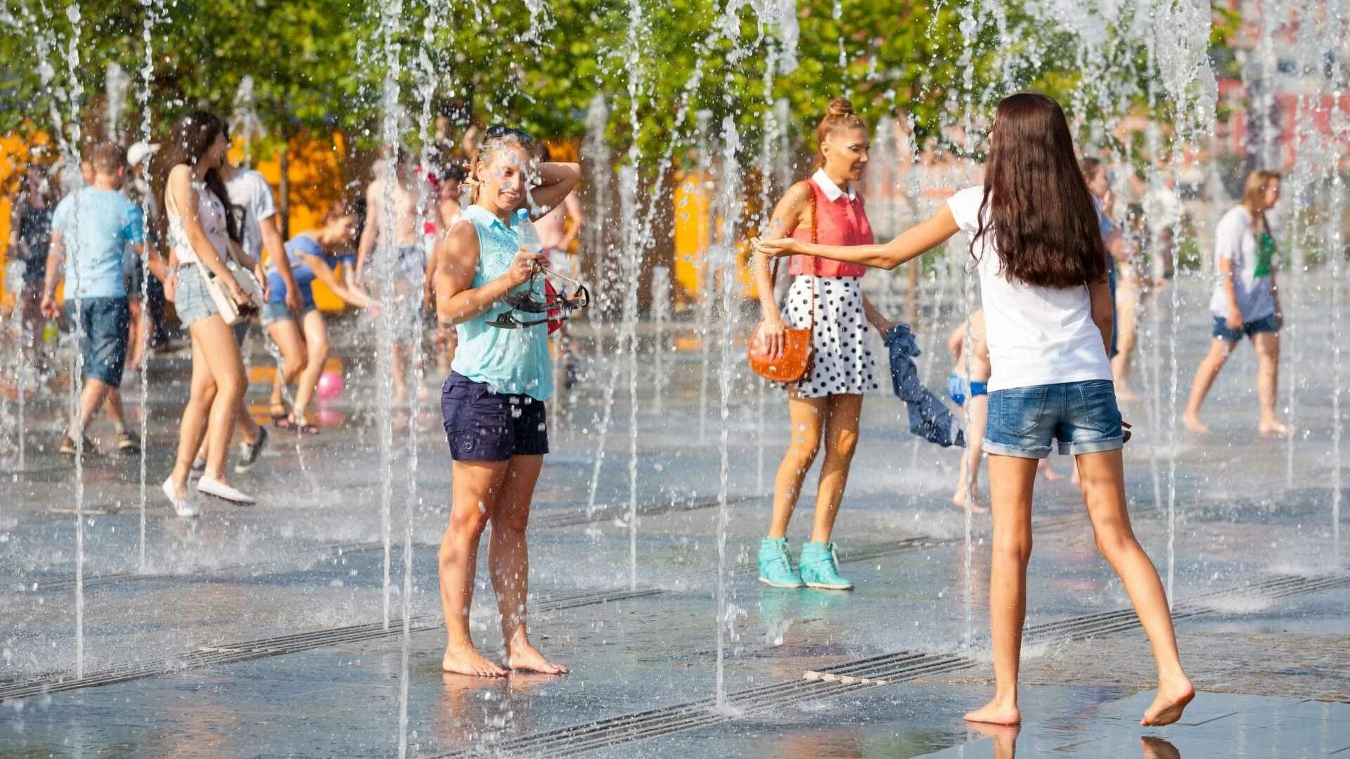 Сильная жара в городе. Жаркое лето в Москве. Знойное лето в городе. Босиком у фонтана. Люди в Сухом фонтане.