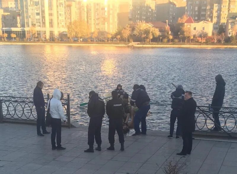 Обстановка в астрахани. Затон без воды астрахань. мужчина на набережной в астрахани из соцсетей. ванник в астрахани.