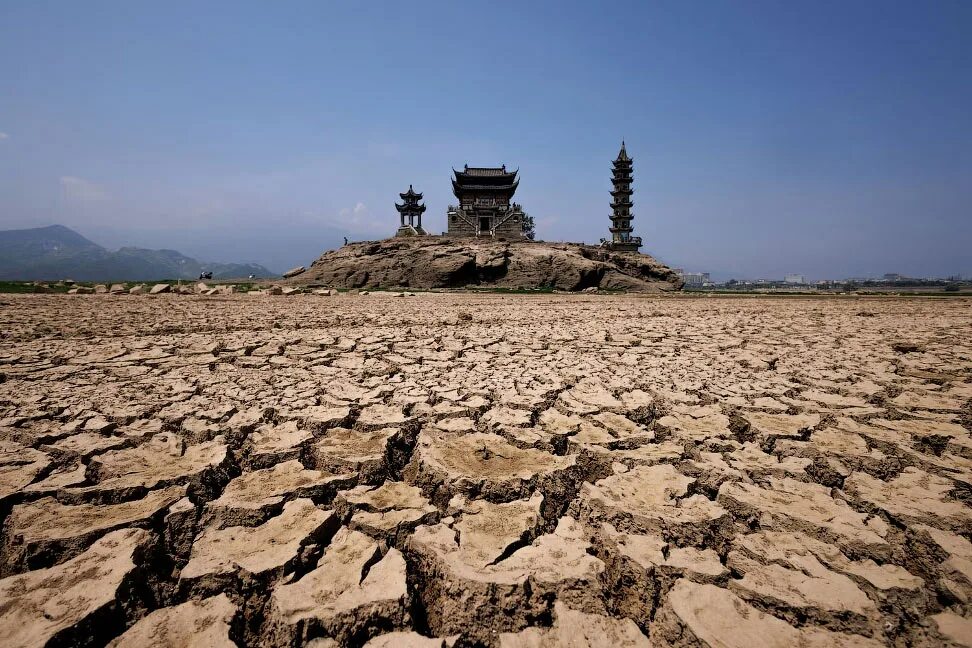 Река янцзы пересохла. Озеро Поянху Китай. Озеро Поянху Китай 2022. Засуха в Китае 2022. Янцзы обмелела.