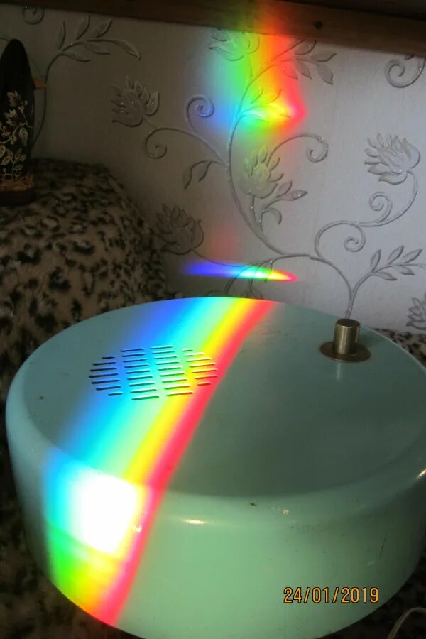 Опыт радуга. Опыт с зеркалом и водой радуга. Как сделать домашнюю радугу. Эксперименты со светом. Как сделать домашнюю радугу.