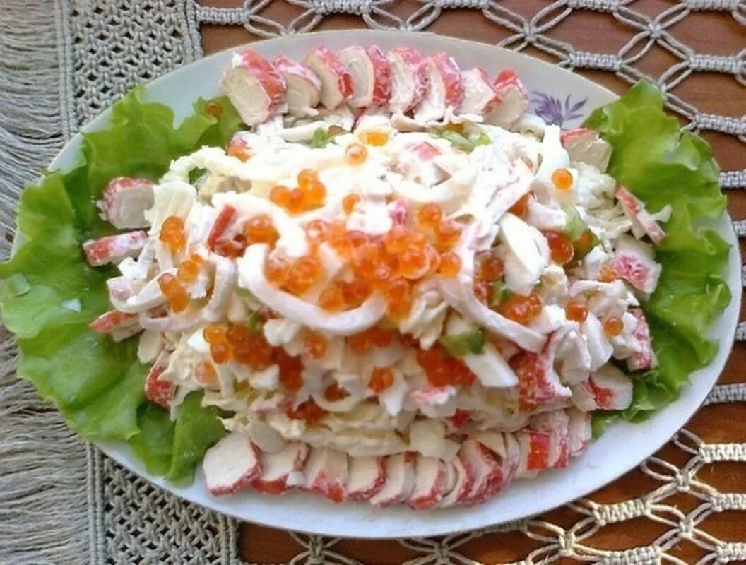 Салат морской Бриз с креветками и кальмарами. Салат морская Ракушка. Салат морской с крабовыми палочками и кальмарами. Салат Царская радость.