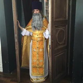 Переоделись в священников