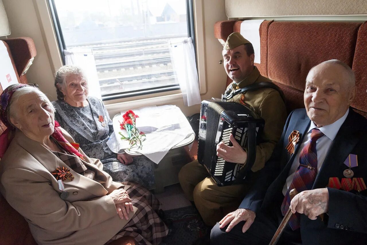 Ветеран в поезде. Пенсионеры в электричке. Пенсионеры в поезде. Ветераны железной дороги.