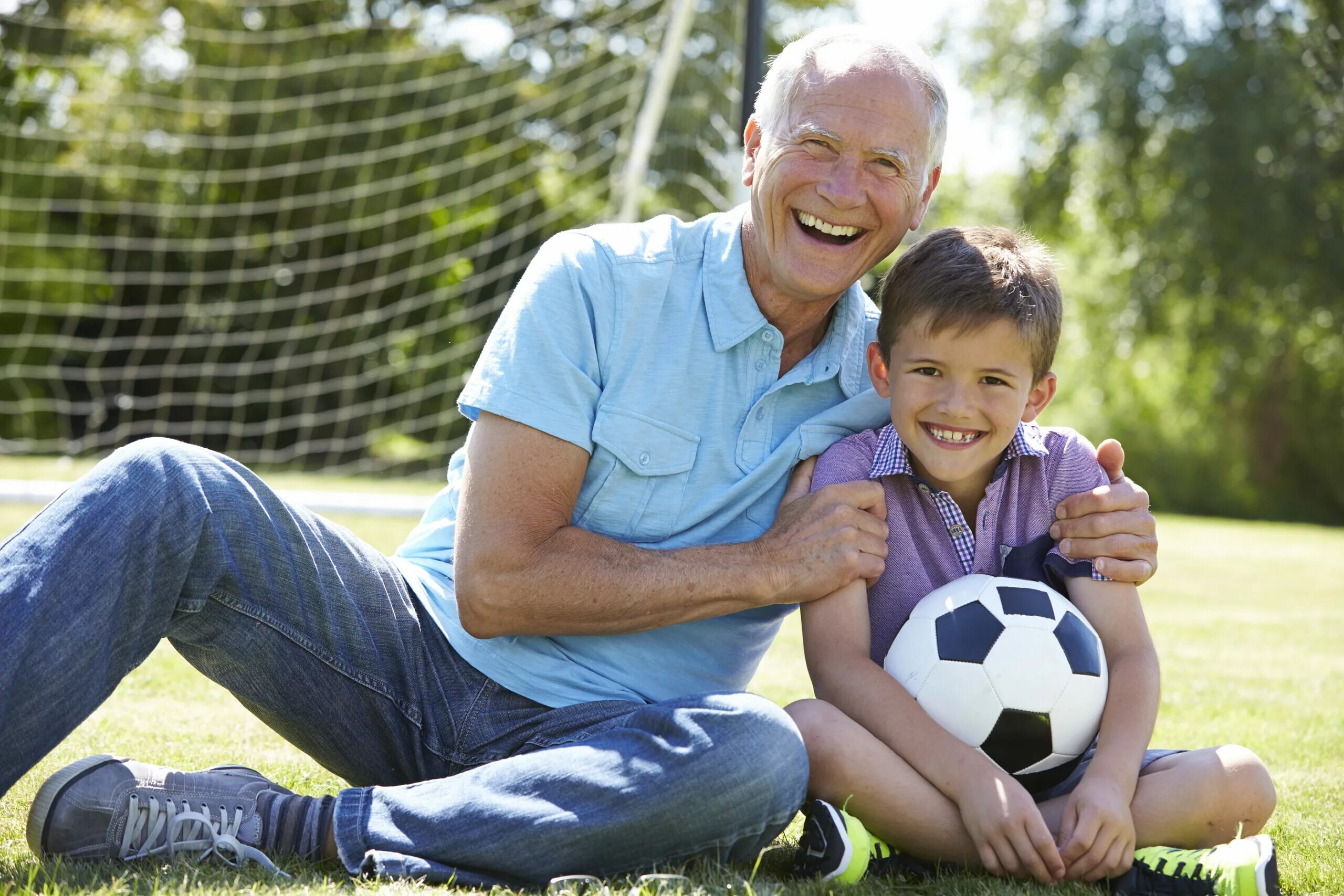 Дед играет с внуком в футбол. Дедушка внук футбол. Старики играют в футбол. Дедуля играет футбол. Дедушка играет в футбол