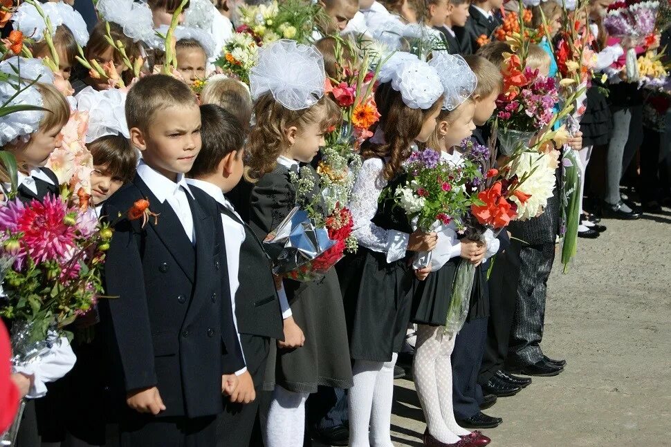 Новый учебный год в городе. Первое сентября. Первоклассники на линейке. Линейка в школе. Линейка для детей.